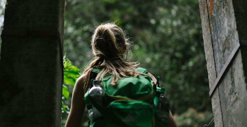 Cage d'escalier d'évacuation vide dans un immeuble résidentiel moderne français avec une structure en béton et métal éclairée par la lumière naturelle des fenêtres